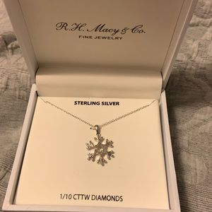 R.H. Macy & Co Snowflake pendent Sterling silver